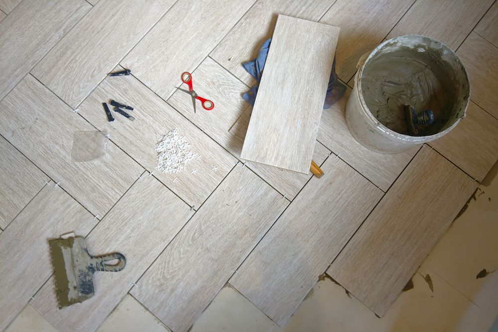 como poner suelo porcelanico imitacion madera
